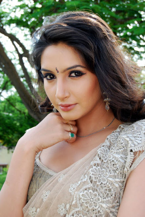 film model ragini dwivedi in saree latest photos
