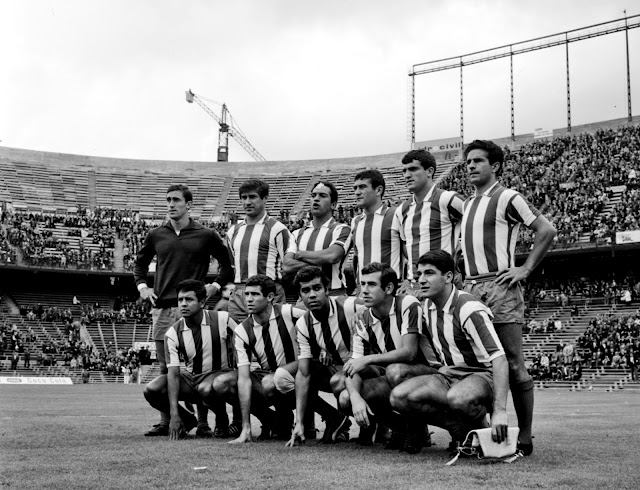 CLUB ATLÉTICO DE MADRID, Temporada 1966-67. Rodri, Griffa, Colo, Iglesias, Glaría, Rivilla. Cardona, Luis, Mendonça, Adelardo y Collar. CLUB ATLÉTICO DE MADRID 1 🆚 VALENCIA C. F. 1 Domingo 02/10/1966, 12:00 horas. Campeonato de Liga de 1ª División, jornada 4. Madrid, estadio Manzanares: 20.000 espectadores. GOLES: ⚽1-0: 19’, Luis. ⚽1-1: 71’, Paquito.