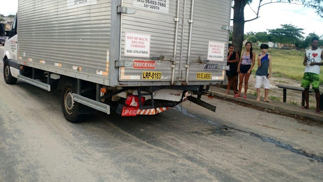 Resultado de imagem para Motorista se distrai com celular e bate em caminhão em Teixeira