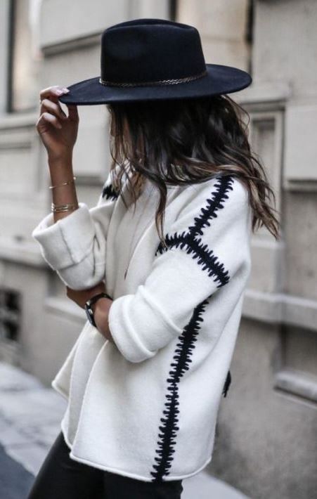 cozy outfit to try this fall : black hat + sweater + black skinnies