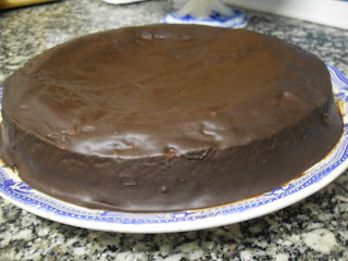 Receta de bizcocho de naranja cubierto de chocolate.