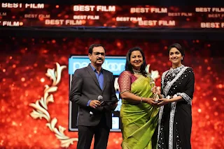 Keerthy Suresh Receiving Best Actress Award for Mahanati at SIIMA Awards 2019 1