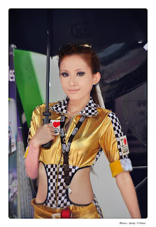 Essanne Yuxuan Singapore Sexy Model Sexy Golden Leather Dress In Race Car Show 16