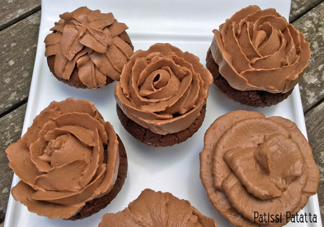 cupcakes chocolat, cupcakes chocolat/tonka, fève tonka, ganache montée chocolat/caramel, cupcakes fleurs, pâtisserie, décoration cupcakes, douille 125 Wilton, douille 70 Wilton, patissi-patatta