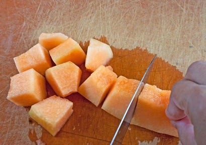 Cutting the melon in cubes