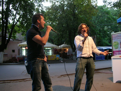 Elvis on the Move - Marco and Paolo Sing for the Ladies