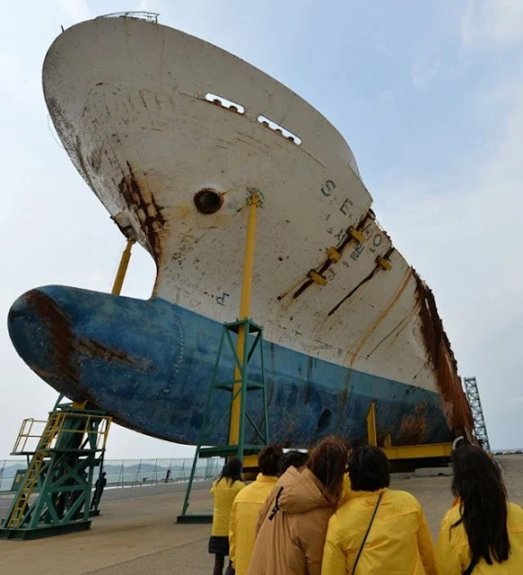 melihat kapal feri di Mokpo, Provinsi Jeolla Selatan, jelang upacara peringatan tahun ke-6 kecelakaan