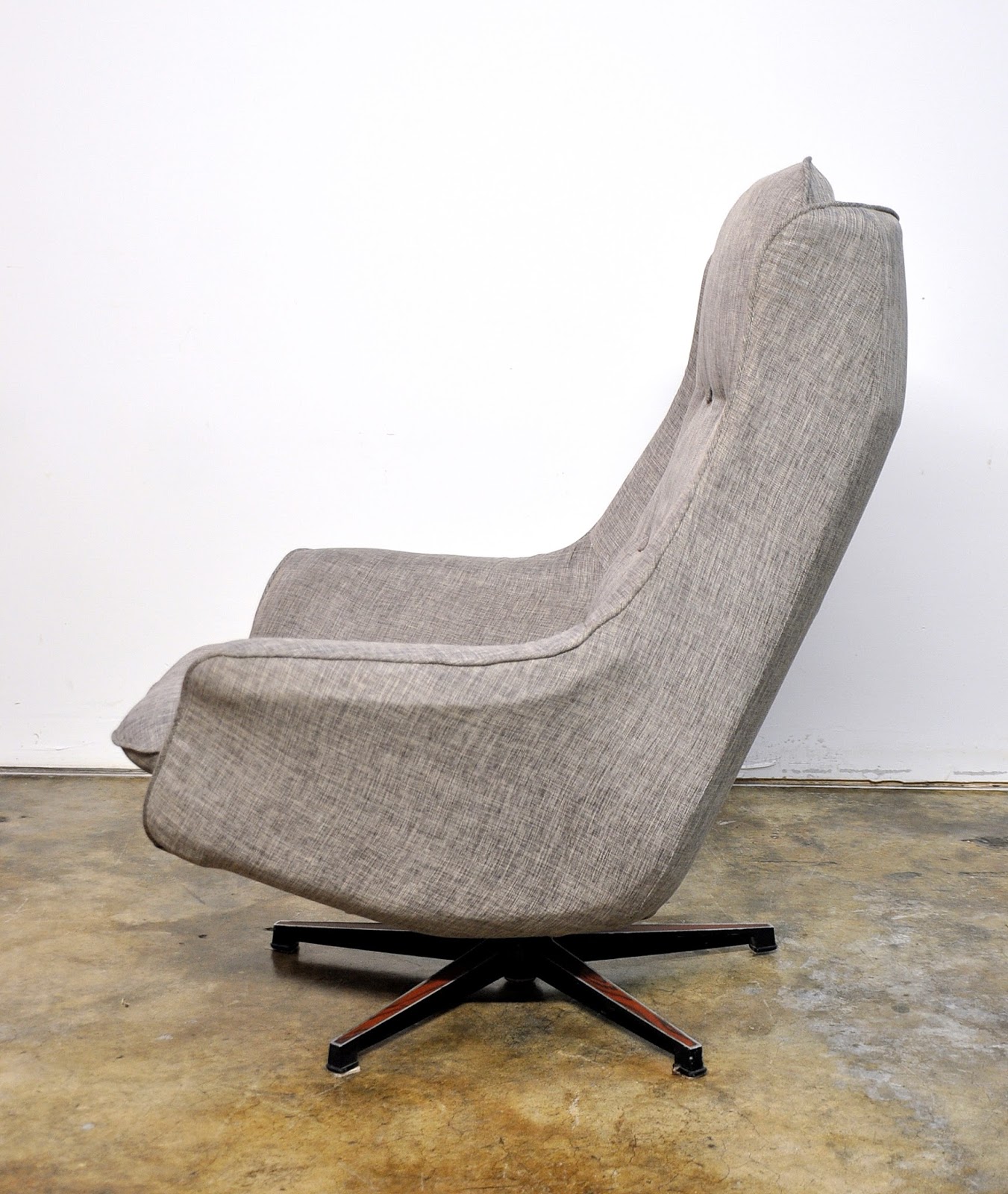 SELECT MODERN: Mid Century Swivel Lounge Chair