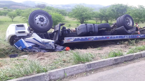 Motorista morre após caminhão tombar na BR-232