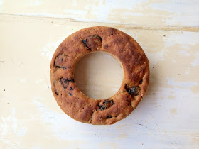 corona de pan de centeno, ciruelas pasas y pimienta rosa