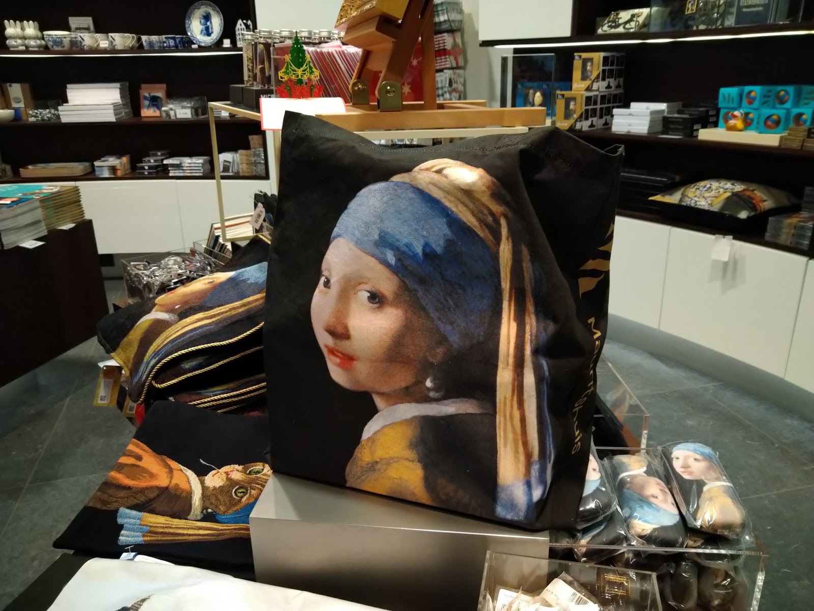 フェルメール 真珠の耳飾りの少女 の大きめトートバッグ マウリッツハイス美術館のミュージアムグッズとして登場 Miruu