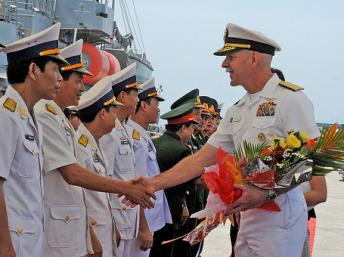 Phó Đô Đốc Scott Swift trong buổi lễ tiếp đón tại cảng Đà Nẵng 23/04/2012 (@U.S. Navy)