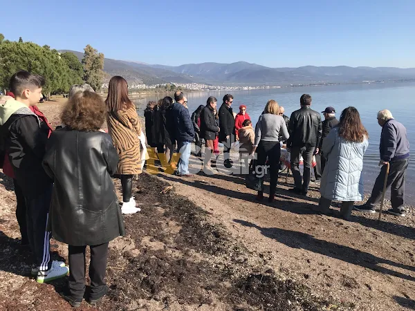 Οι χειμερινοί κολυμβητές έκοψαν την πρωτοχρονιάτικη πίτα στην Παραλία της Αγίας Μαρίνας (video)