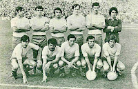 U. D. LAS PALMAS - Las Palmas de Gran Canaria, España - Temporada 1973-74 - Martín, Tonono, Hernández, Castellano, Trona y Carnevali; Verde, Justo Gilberto, Fernández, Germán y Miguel Ángel - REAL MADRID C. F. 5 (Velázquez, Santillana, Aguilar, Óscar Mas 2) U. D. LAS PALMAS 0 - 18/11/1973 - Liga de 1ª División, jornada 11 - Madrid, estadio Santiago Bernabeu - Las Palmas fue 11º en la Liga, con Pierre Sinibaldi de entrenador