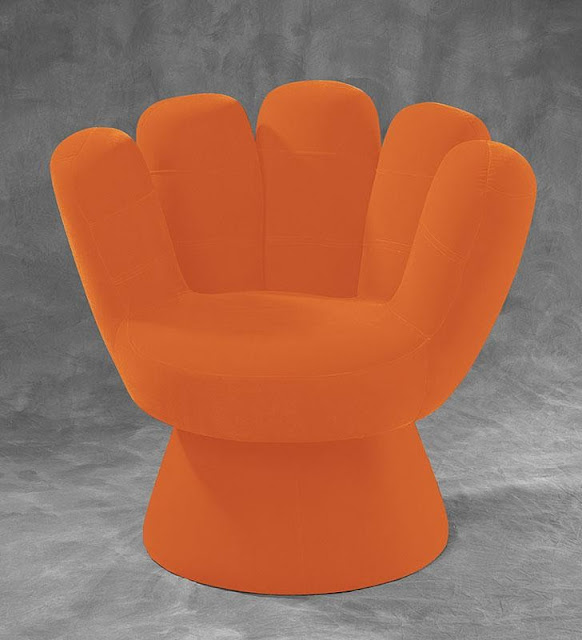 Детское кресло в виде перчатки оранжевое