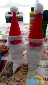 Elfos navideños hechos con cartón de papel higiénico y cartulina de colores