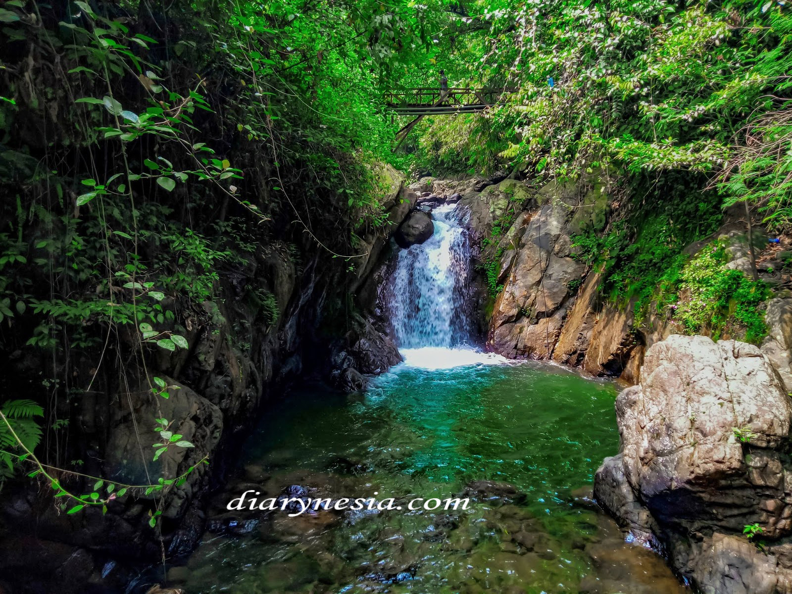 Refreshing natural waterfall in bogor, best waterfall in bogor, west java in bogor, diarynesia