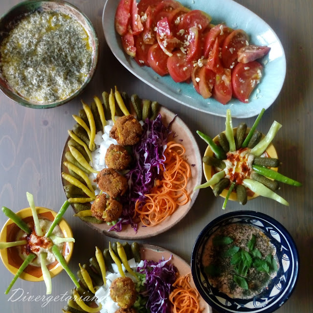 Mesa con varios platos, incluido tzatziki