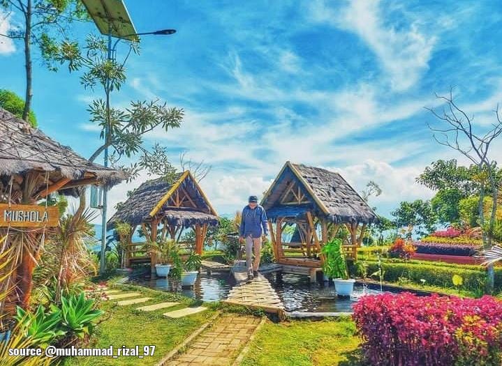 Alamat lokasi Wisata Alam Bukit Nirwana terletak di Tulungrejo, Pujon Kidul, Kec. Pujon, Kabupaten Malang. Bukit Nirwana merupakan wisata di sebuah perbukitan terbuka yang didesain seperti sebuah taman dengan beragam keindahan.