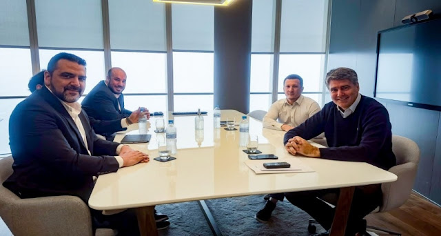 El intendente de Ushuaia, Walter Vuoto, se reunió con el gerente de distribución y ventas del Banco Macro, Francisco Muro, para discutir beneficios financieros para empleados municipales y financiamiento de proyectos de infraestructura.