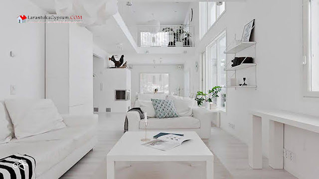 interior ruang keluarga warna putih murni