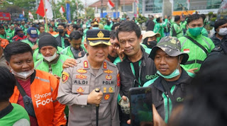 Kabid Humas Polda Jabar :  Kedepankan Sikap Humanis Polisi Laksanakan Pengamanan Unras Mahasiswa Dan Komunitas Ojol