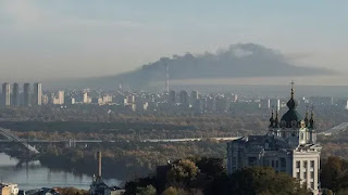 Pouco depois das 09:00 (06:00 GMT) de terça-feira, foi possível ver fumo na margem esquerda do rio Dnipro