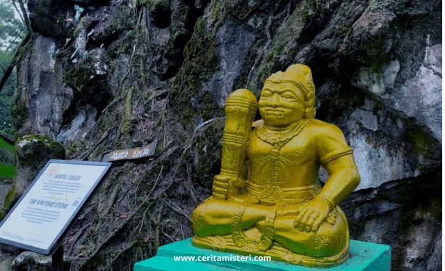 Patung Gajah Emas di sekitar Batu Tulis Telaga Warna Dieng