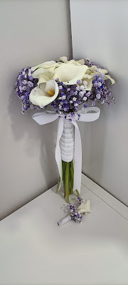 Ramos de novias con calas blancas, lisiantum blancol, paniculata blanca y morada, eucalipto y prendidos para los novios