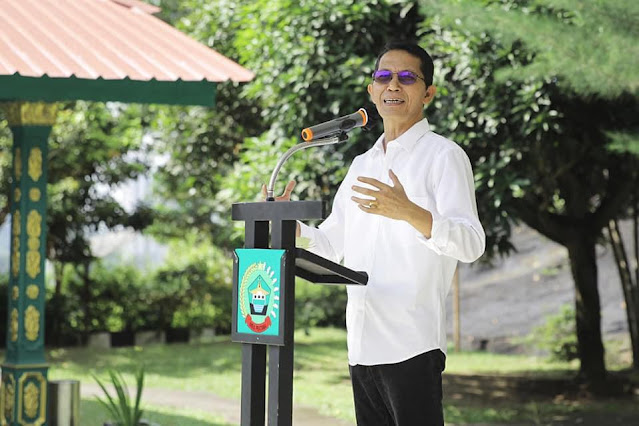Amsakar Hadiri Penyaluran Bantuan Tunai kepada Pedagang Kaki Lima dan Warung dari TNI