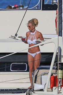 Beauty Britney Spears latest bikini photos on the boat in Hawaii (Aug.6, 2016)