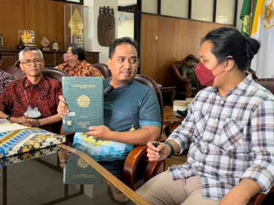 UGM Jawab Isu Keanehan Ijazah Jokowi sampai Tuduhan Curi Data: Lihat Saja Kertasnya Sudah Menguning...