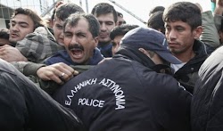   Συνελήφθησαν και οι 120 ενήλικες μετανάστες και πρόσφυγες που εχθές το πρωί βρισκόταν στην πλατεία Σαπφούς την οποία και είχαν καταλάβει α...