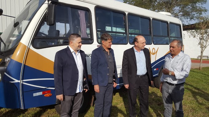 CACHOEIRINHA | Miki e Maurício recebem micro-ônibus do Governo Federal