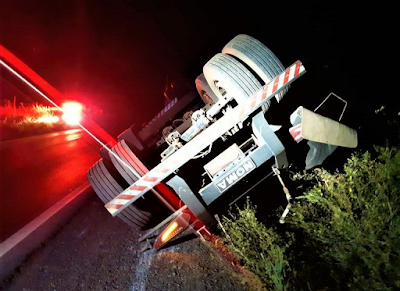 Caminhoneiro bêbado é flagrado arrastando semirreboque tombado pela rodovia