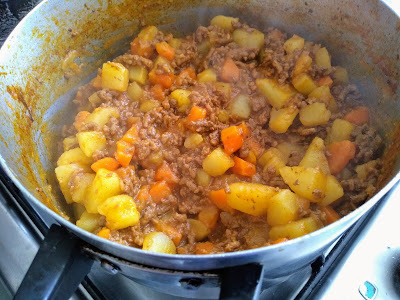 Carne moída com legumes na panela