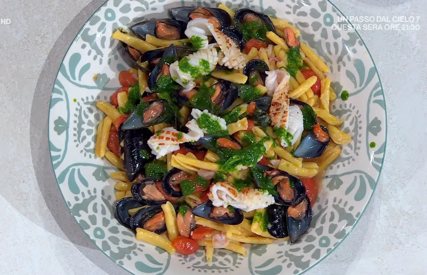 Maccheroncini cozze calamari e rucola