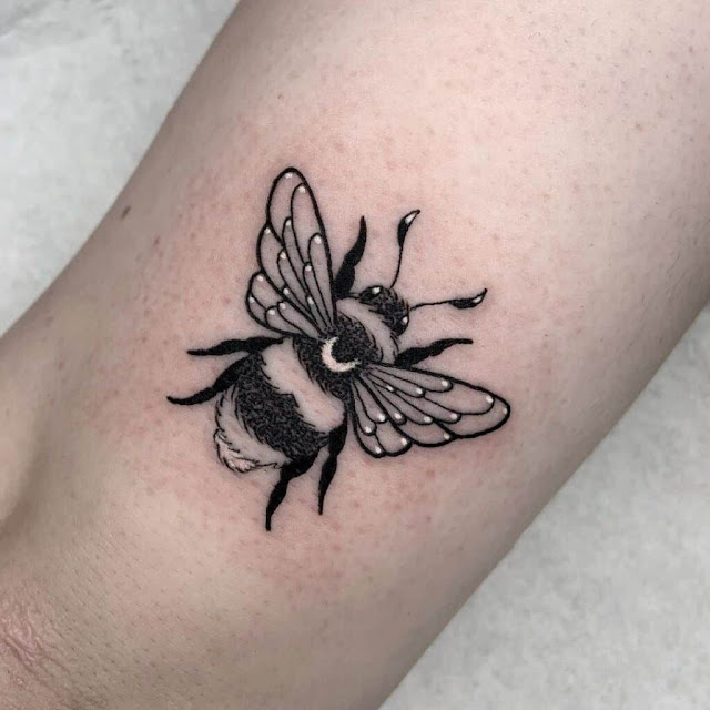 34 tatuagens de abelha para sua próxima inspiração!