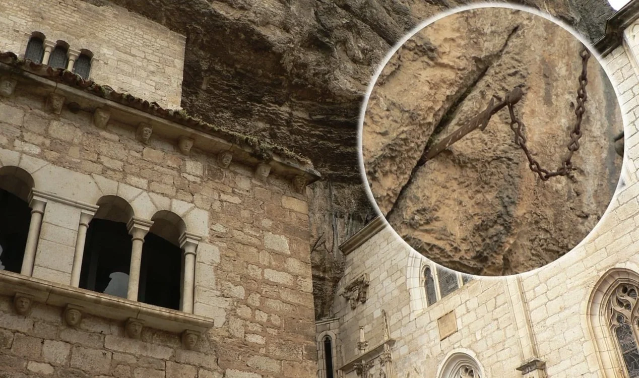 Uma espada alojada em rocha sólida há mais de 1.300 anos desapareceu na França.