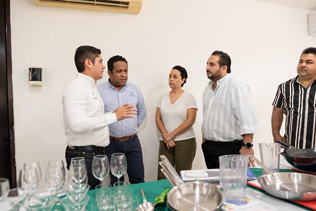 Empresarios donan instrumentos para la carrera de Alimentos y Bebidas del CONALEP