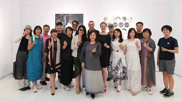 ▲大亞洲藝術聯盟協會會員於展場合影。（記者林明佑翻攝）