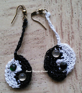 free crochet pattern, free crochet ear ring pattern, free crochet beaded ear ring, yinyang pattern, crochet yin yang pattern, Red rose knitting cotton, Shyama Nivas, sweetnothingscrochet, blogaday, spreadsmiles, ear ring motif, Pradhan Embroidery stores, Anchor knitting cotton, handmade, jewelry,