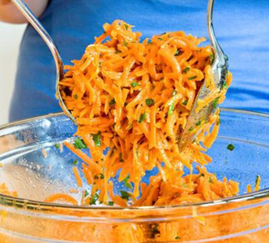 French Grated Carrot Salad with Lemon Dijon Vinaigrette #vegetarian #salad