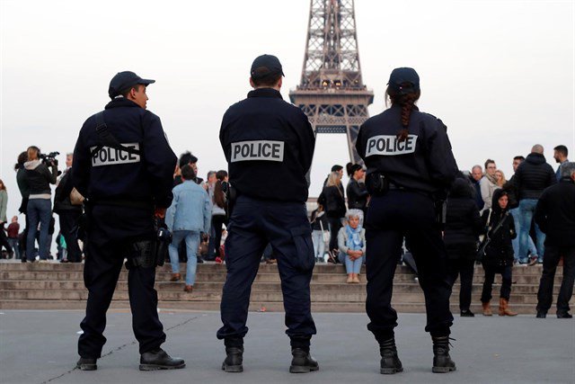 Hombre abre fuego y toma rehenes en el sur de Francia y jura lealtad al Estado Islámico