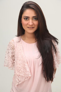 latest Sana Askari pics