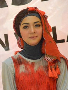 Demikianlah artikel yang bisa saya share mengenai Hijab Cantik Ala ...