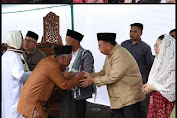 Bupati Robby Dondokambey dan Vanda sarundajang Hadiri Sholat Idul Fitri di Masjid Agung Al-falah Kyai Modjo Tondano