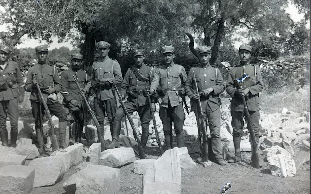 Ελληνες στρατιώτες στην αρχαιολογική ανασκαφή της Νύσας του Μαιάνδρου το 1921. [Credit: ΕΘΝΙΚΟ ΑΡΧΑΙΟΛΟΓΙΚΟ ΜΟΥΣΕΙΟ]