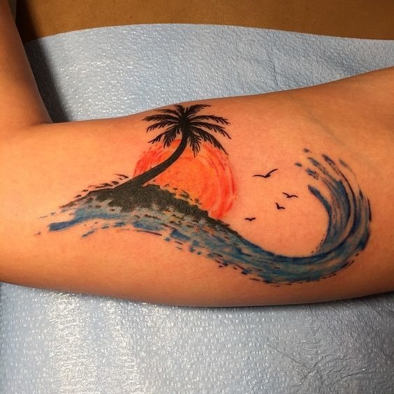 nica_praia_braço_de_tatuagem
