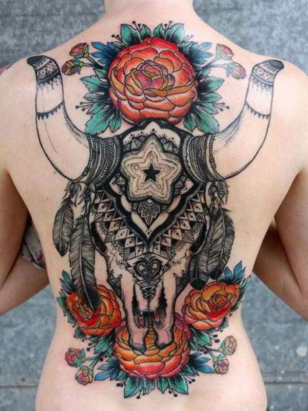 Espectacular tatuaje de toro en la espalda
